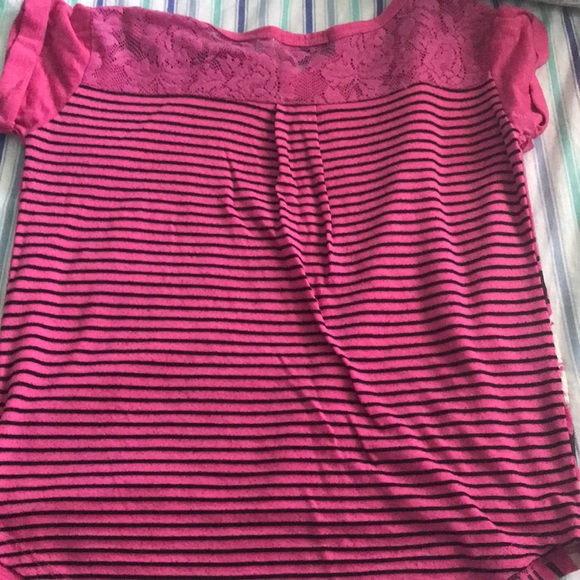 I am selling a T-shirt. - Picture 2 of 2